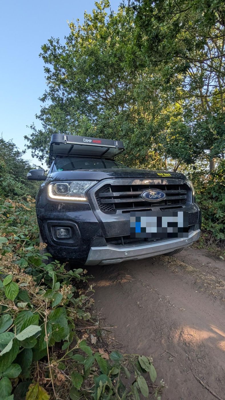 Ford Ranger auf einem engen Offroad-Waldweg