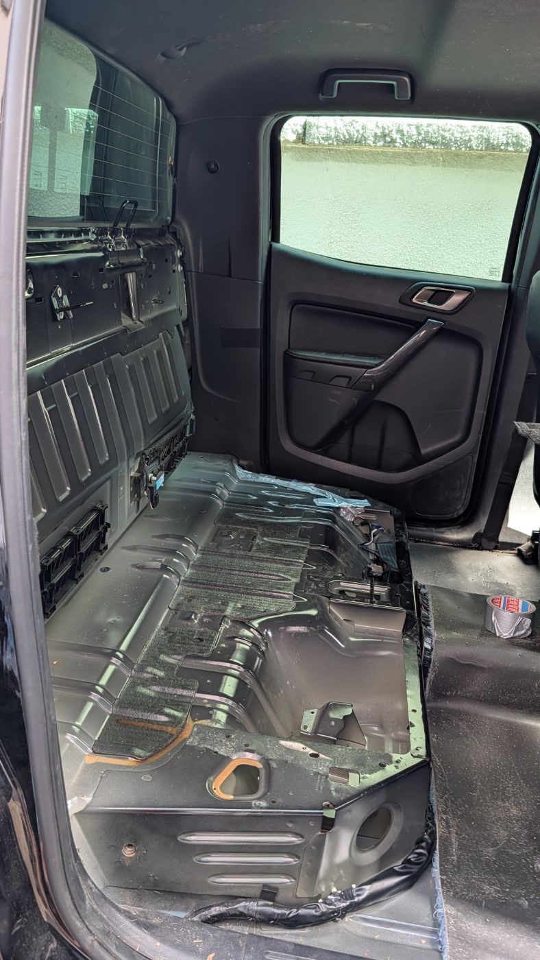 Fond eines Ford Ranger nach dem Ausbau der Rückbank