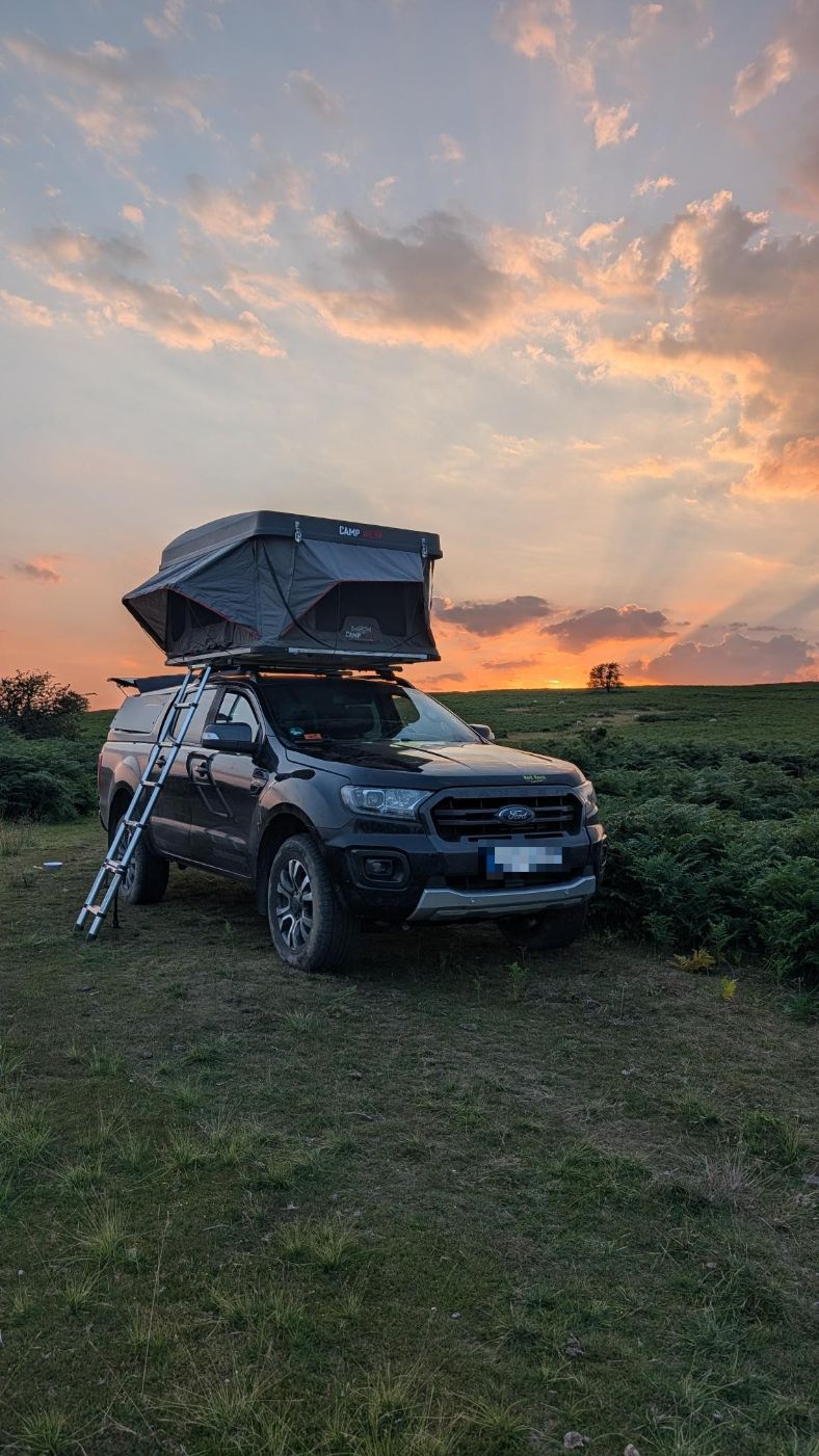 Ford Ranger Wildtrak mit Dachzelt beim Overlanding im Sonnenuntergang