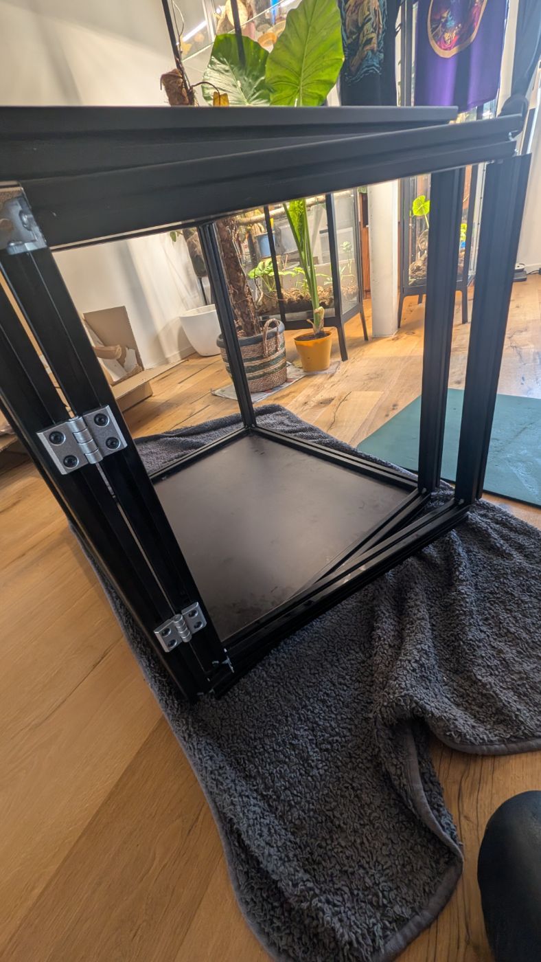 Rahmen der selbst gebauten Hundebox während des Eigenbaus
